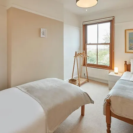 Host & - Number 1 Gill Street * Saltburn-by-the-Sea